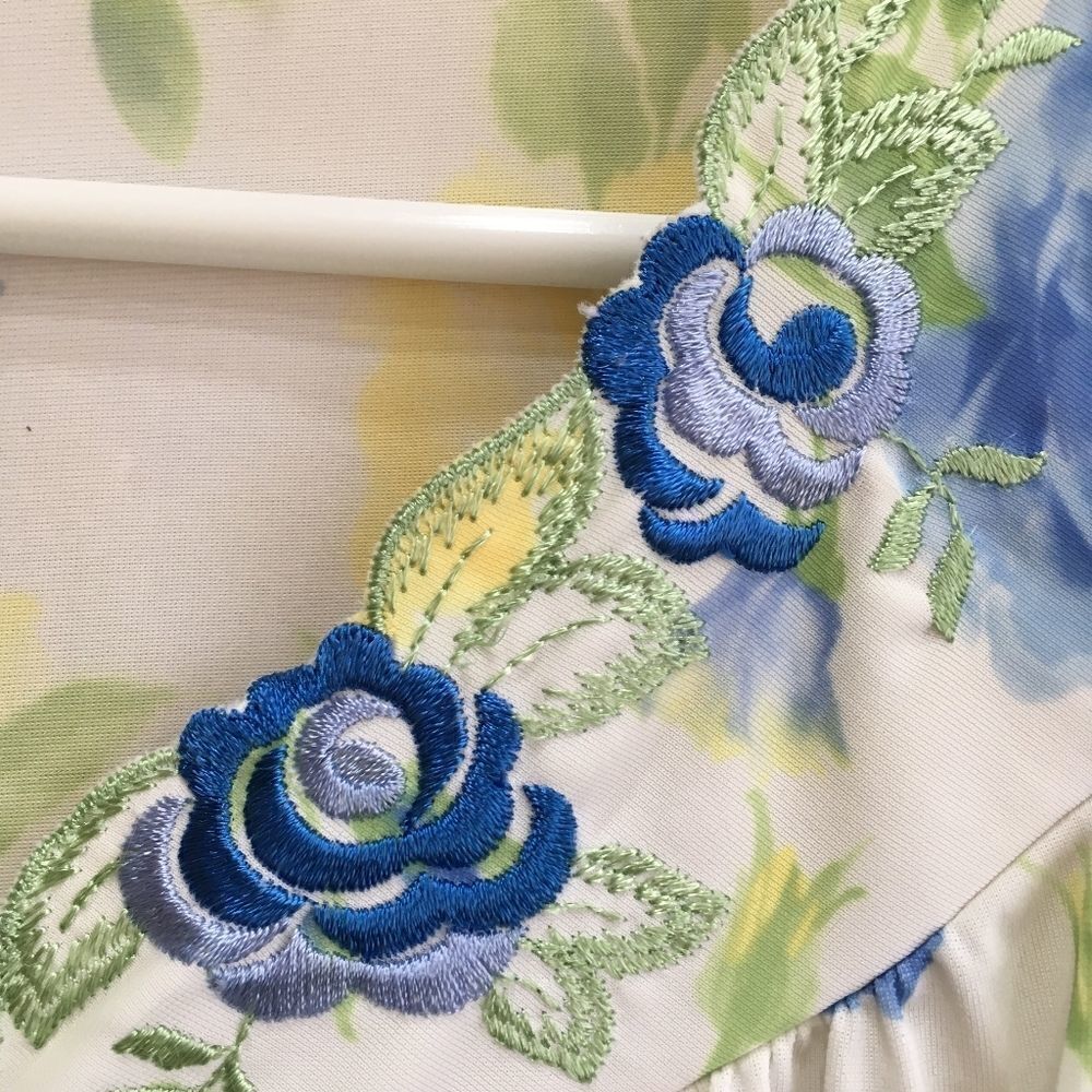 ‎VINTAGE SHADOWLINE FLORAL PRINT ROBE - Picture 7 of 9